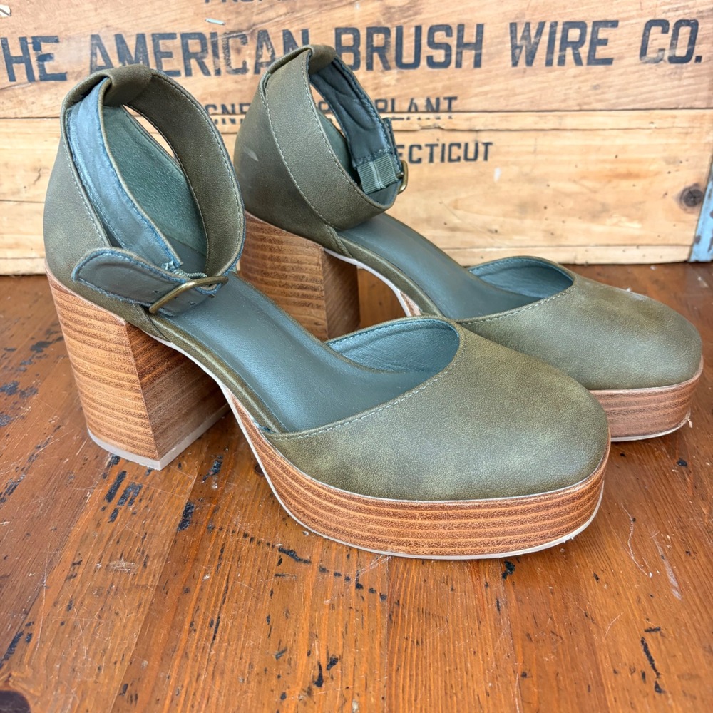 Cushionaire Tanner Olive Green Platform‎ Wood Block Heel Square Toe Pumps 7.5M
